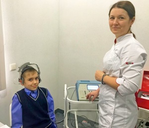 Ребенок в Ростовской области не слышал и не говорил, а теперь успешно учится в обычной школе